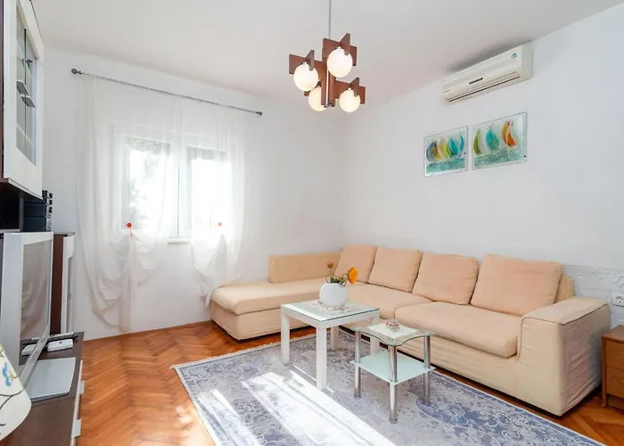 Anita Mit Grossem Balkon Und Meerblick By Interhome